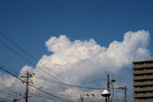 青空に雲がモクモクと