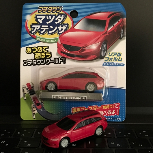 ダイソーで購入したアテンザワゴンのミニカー