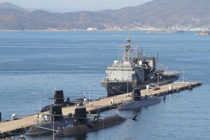 "ちはや"と潜水艦、後ろには"しもきた"が