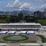 平和記念公園に止まるバス