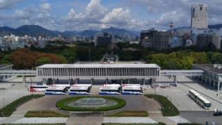 平和記念公園に止まるバス