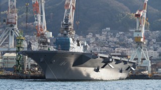 点検整備中の護衛艦 かが