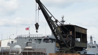 あきと旧海軍の魚雷積載用クレーン