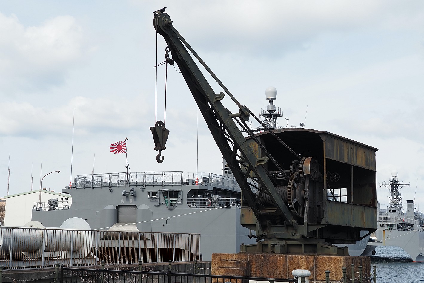 あきと旧海軍の魚雷積載用クレーン