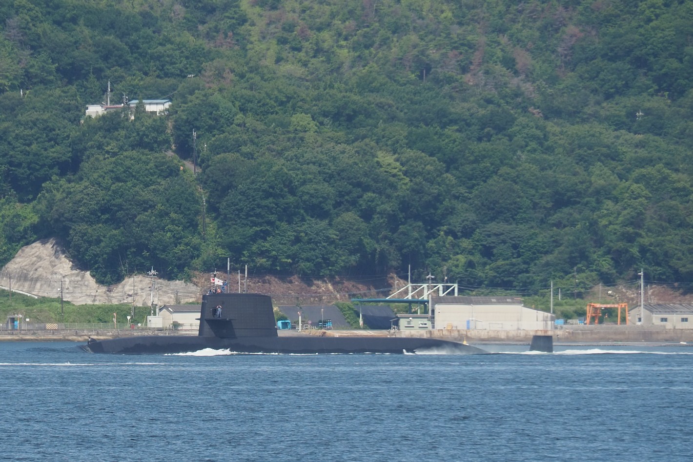 海上をすすむ潜水艦