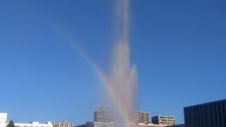 平和記念公園の噴水で虹