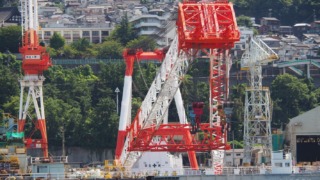 ドックにいる起重機船"駿河"