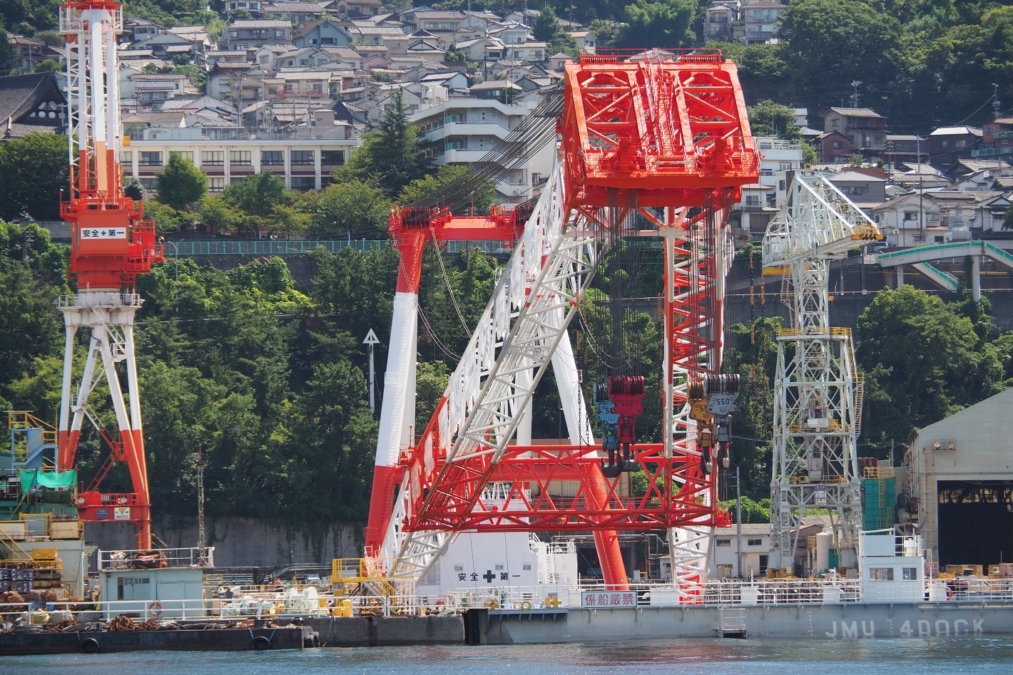 ドックにいる起重機船"駿河"