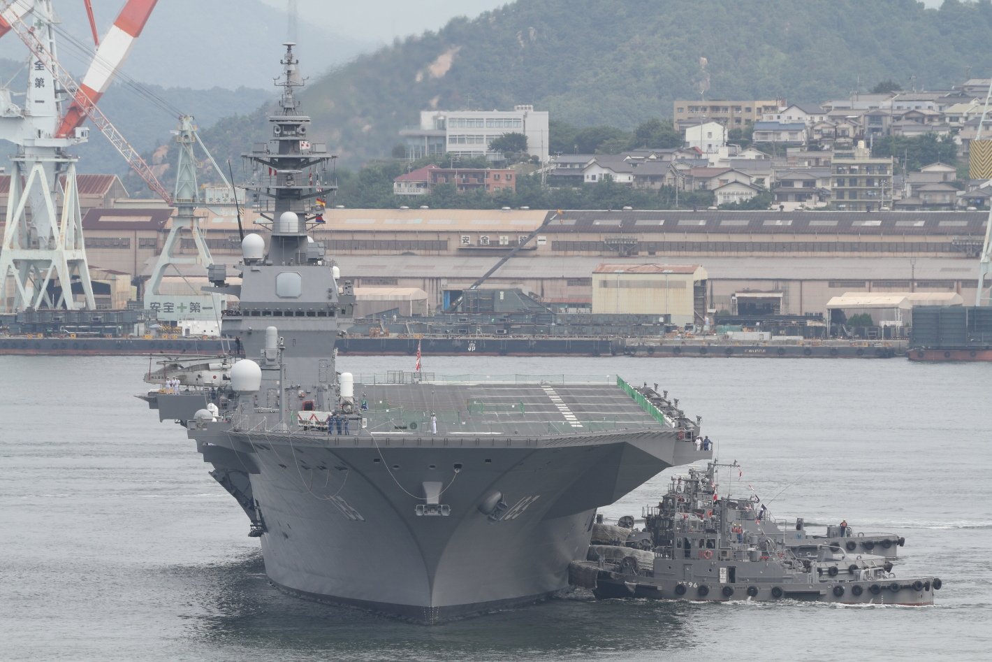 呉基地にやってきた"いずも" 2016年7月