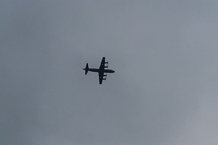 広島市上空を飛ぶ4発のプロペラ機