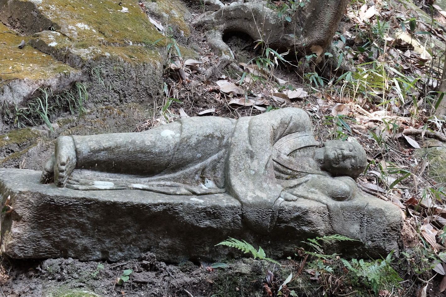 寝転がっている仏さま