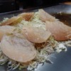鉄板で焼かれるお好み焼きたち