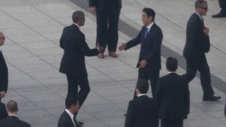 オバマ大統領と握手をする安倍総理大臣（当時）