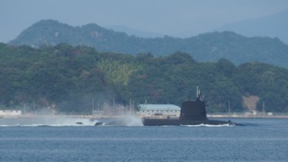 潜水艦、どこへ向かう