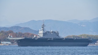呉水道をいく護衛艦かが