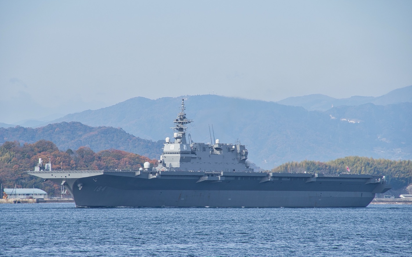 呉水道をいく護衛艦かが